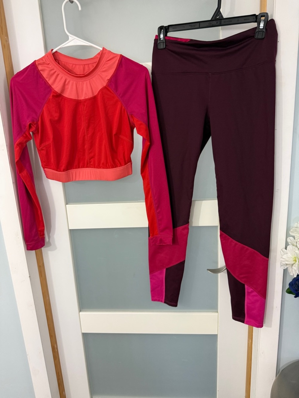 Colorblock Performance Leggings and Long-Sleeve Crop Top Set - Red & Pink
